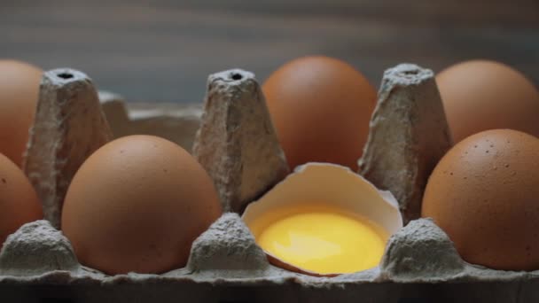 Świeże jajka z kurczaka w kartonie na stole. Strzał slajdów. — Wideo stockowe