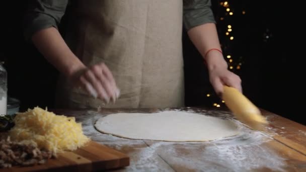 Cucina della pizza fatta in casa. Donna cuocere a mano versando le olive fette sulla pasta. Concetto di preparazione degli alimenti in quarantena a causa di epidemia. — Video Stock