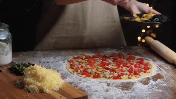 Domácí Pizza vaření. Žena, co vaří na těsto ingredience. Koncepce přípravy potravin v karanténě kvůli epidemii. — Stock video