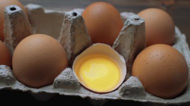 Masadaki karton kutuda taze tavuk kahverengi yumurtalar. Kaydırma atışı.