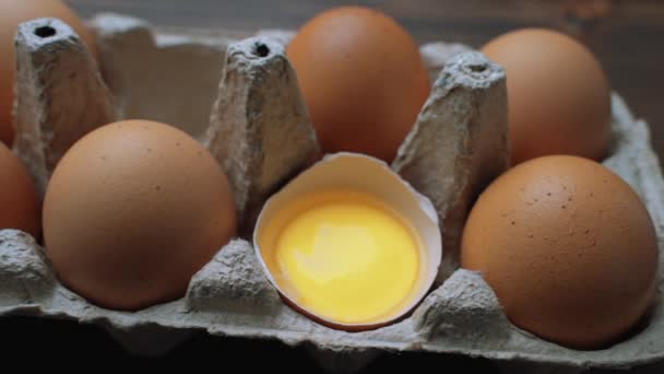 Färska kycklingbruna ägg i pappkartong på bordet. Bildspel. — Stockvideo