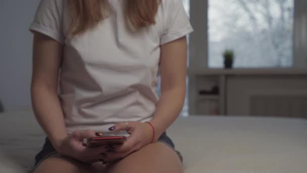 Junge Frau mit Smartphone. Weibchen unzufrieden, während ihr Handy ausgeschaltet wird, während ihr Akku leer ist. Animations-Hologramm. — Stockvideo