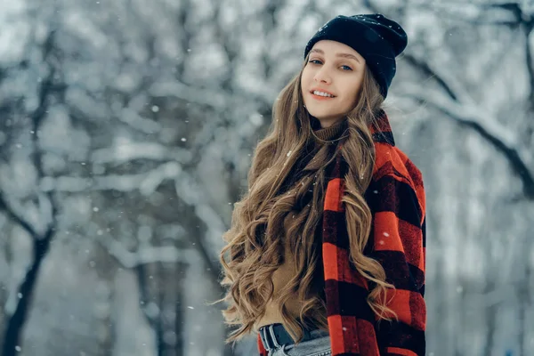 Vinter ung kvinna porträtt. Skönhet Glada Modell Flicka skrattar och har kul i vinterparken. Vacker ung kvinna utomhus, Njuter av naturen, vinter Stockbild