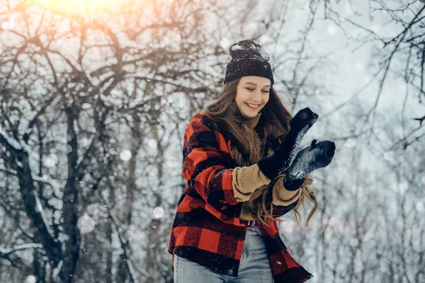 冬天的年轻女子肖像。美丽快乐的模特儿在冬日的公园里嬉笑和玩乐。美丽的年轻女性在户外，享受大自然，过冬 — 图库照片