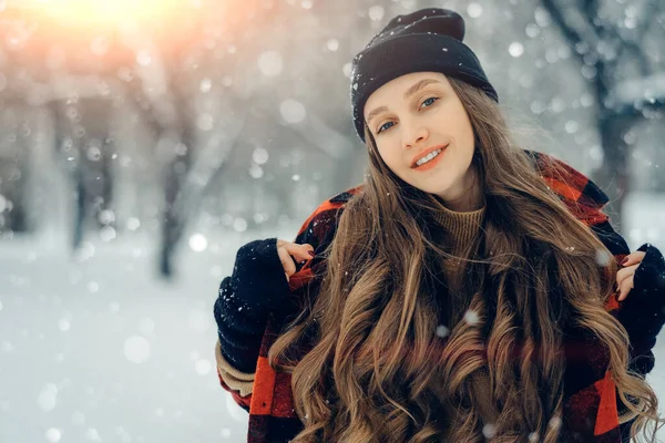 Portrait de jeune femme d'hiver. Beauté Joyeux modèle fille rire et s'amuser dans le parc d'hiver. Belle jeune femme en plein air, Profiter de la nature, hiver Photos De Stock Libres De Droits