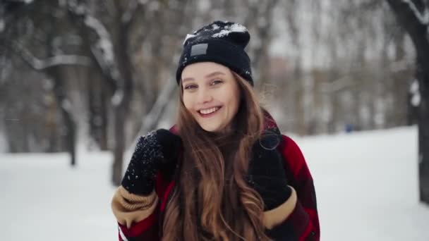 Vinter ung kvinna porträtt. Skönhet Glada Modell Flicka skrattar och har kul i vinterparken. Vacker ung kvinna utomhus, Njuter av naturen, vinter — Stockvideo