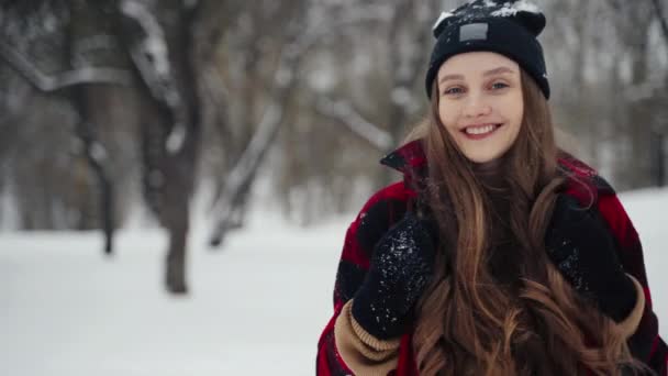 Winter junge Frau Porträt. Beauty Joyful Model Girl lacht und hat Spaß im Winterpark. Schöne junge Hündin im Freien, Natur genießen, Winter — Stockvideo