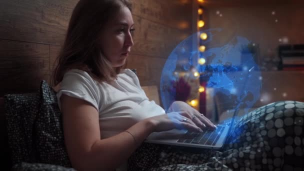 Koncept vzdálené komunikační sítě. Žena píšící doma na laptopu. Animační hologram světové mapy. — Stock video