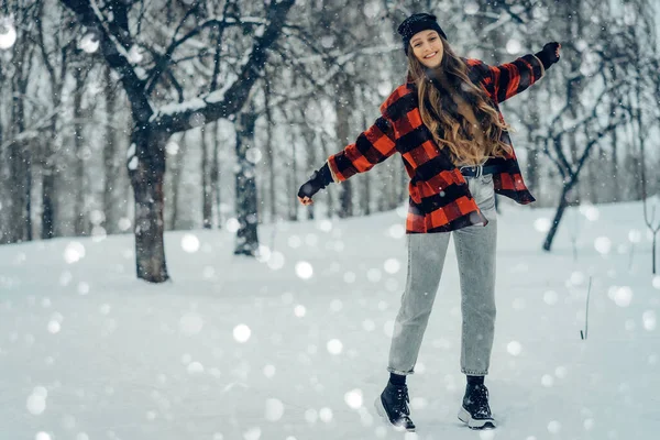 Retrato de mulher jovem de inverno. Beauty Joyful Model Girl rindo e se divertindo no parque de inverno. Jovem bonita ao ar livre, Desfrutando da natureza, inverno — Fotografia de Stock