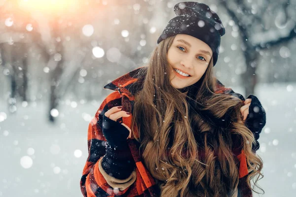 Winter junge Frau Porträt. Beauty Joyful Model Girl lacht und hat Spaß im Winterpark. Schöne junge Hündin im Freien, Natur genießen, Winter — Stockfoto