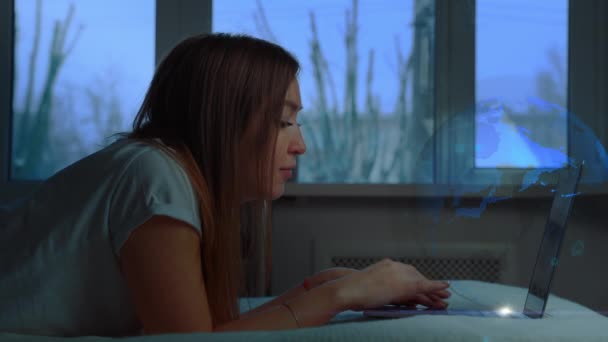 Távoli kommunikációs hálózat koncepciója. A nő otthon gépel a laptopján. Világ térkép animáció hologram. — Stock videók
