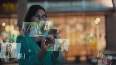 Akşamları sokakta akıllı telefon kullanan kıdemli Kafkasyalı esmer kadın. İletişim ağı. Hologram yüzen fotoğraflar.