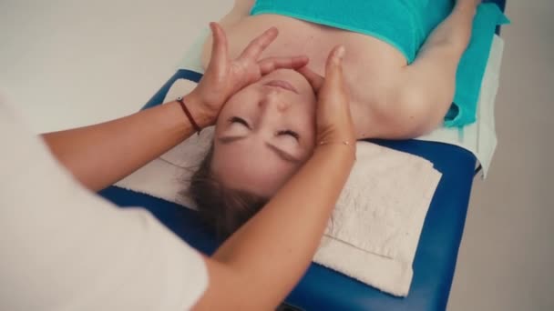 Spa femme massage facial. Massage du visage dans le salon de beauté spa. Massage relaxant du visage dans le centre de spa de cosmétologie. Concept de bien-être, guérison et relaxation. — Video
