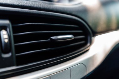 Modern Otomobilin Havalandırma ve Kontrol Paneli Detayları, Sembolize Konfor ve Denetimli İklim Teması.