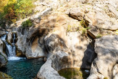 Gorge View Pürüzsüz, Su Eroinli Kireç Taşı Duvarları ve Derin, Huzurlu Turkuaz Havzası