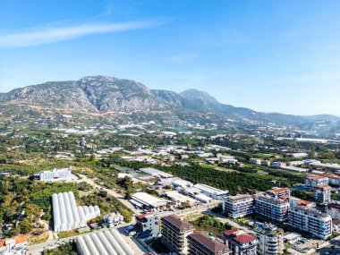 Rolling Hills, Distant Mountains ve Urban Expansion into Farmland tarafından Özelleştirilen Kıyı Türk Manzarası Üzerine İHA Çekimi