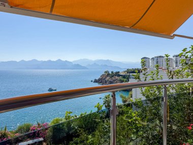 Güneşli Türk Rivierası 'ndaki Kıyı Dağları ve Modern Binalarla Geniş Akdeniz' in Çarpıcı Balkon Manzarası