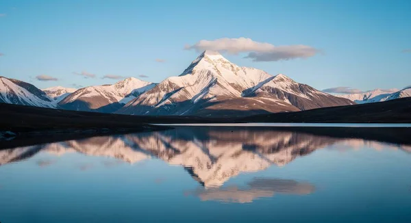 Dağları ve bulutları olan güzel bir manzara