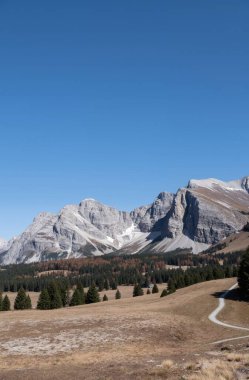 İtalyan dolomitlerindeki Dolomitlerin güzel manzarası.
