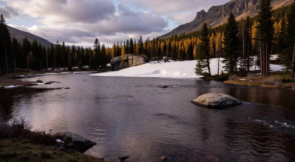 Dağlı ve karlı bir dağ manzarası