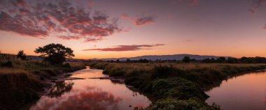 Gölde gün batımı