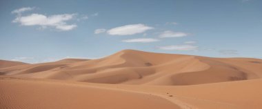 Çöldeki kum tepeleri