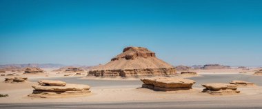 Dağlardaki güzel çöl manzarası