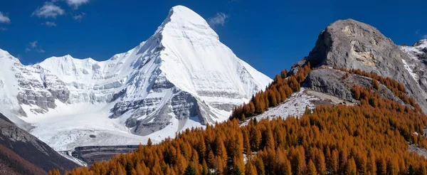 Karlı ve mavi gökyüzü olan dağ manzarası