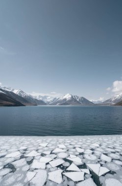 Dağlar ve karla kaplı güzel bir manzara.