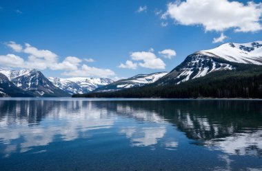Göl ve dağlarla dolu güzel bir manzara.