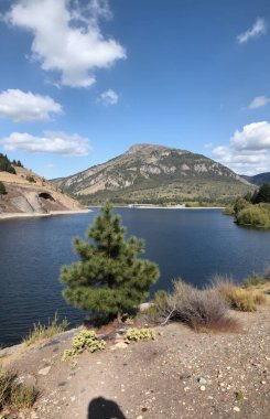 Dağlarda gölü olan güzel bir manzara.