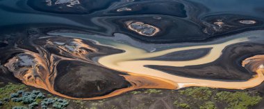 Dağlardaki nehrin havadan görünüşü