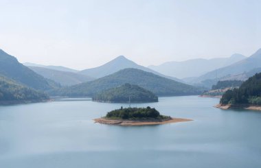 Dağlardaki güzel göl.