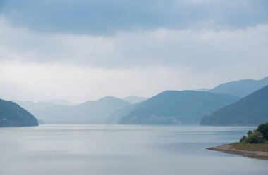 Göl ve dağlarla dolu güzel bir manzara.