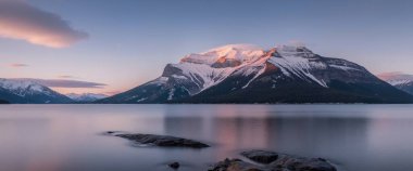 Gölün üzerinde güzel gün batımı