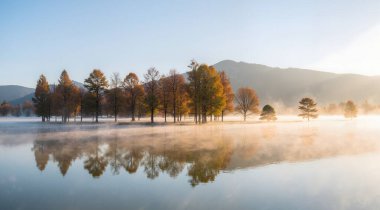 Dağlarda gölü olan güzel bir manzara.