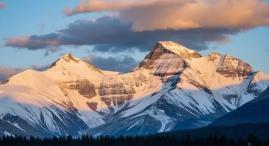 Dağlarda güzel bir gün batımı