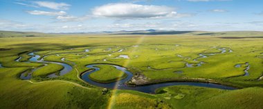 Nehir ve gölü olan güzel bir manzara.