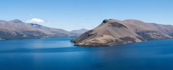 Dağlardaki gölün güzel manzarası