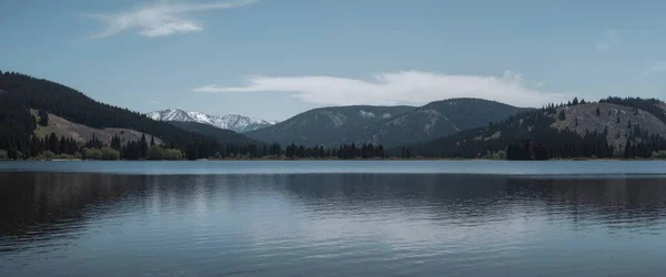 Göl ve dağlarla dolu güzel bir manzara.