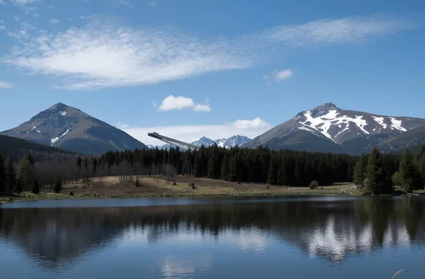 Dağların manzaralı güzel dağ gölü