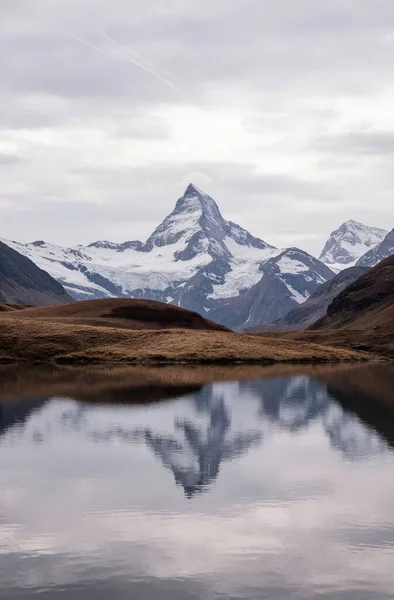 İsviçre Alplerinde bir dağın dikey görüntüsü, İsviçre