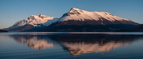 Dağlardaki güzel göl manzarası