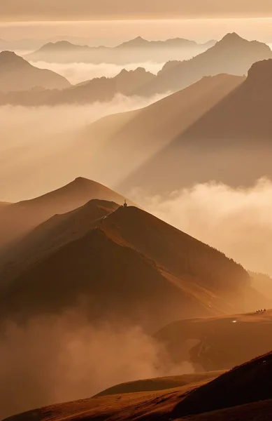 Dağları ve bulutları olan güzel bir manzara