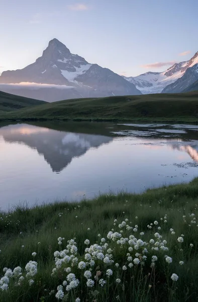 Dağlardaki gölün güzel manzarası