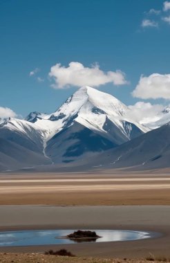 Dağlardaki gölün güzel manzarası