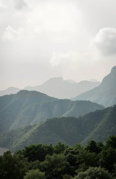 Sabahları dağların güzel manzarası