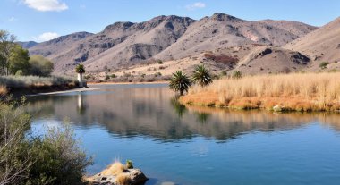 Dağlarda gölü olan güzel bir manzara.