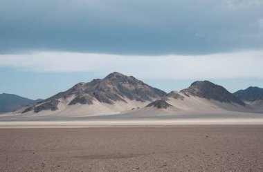Dağlardaki gölün güzel manzarası.