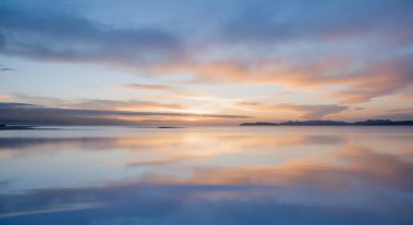Gölün üzerinde güzel bir gün batımı